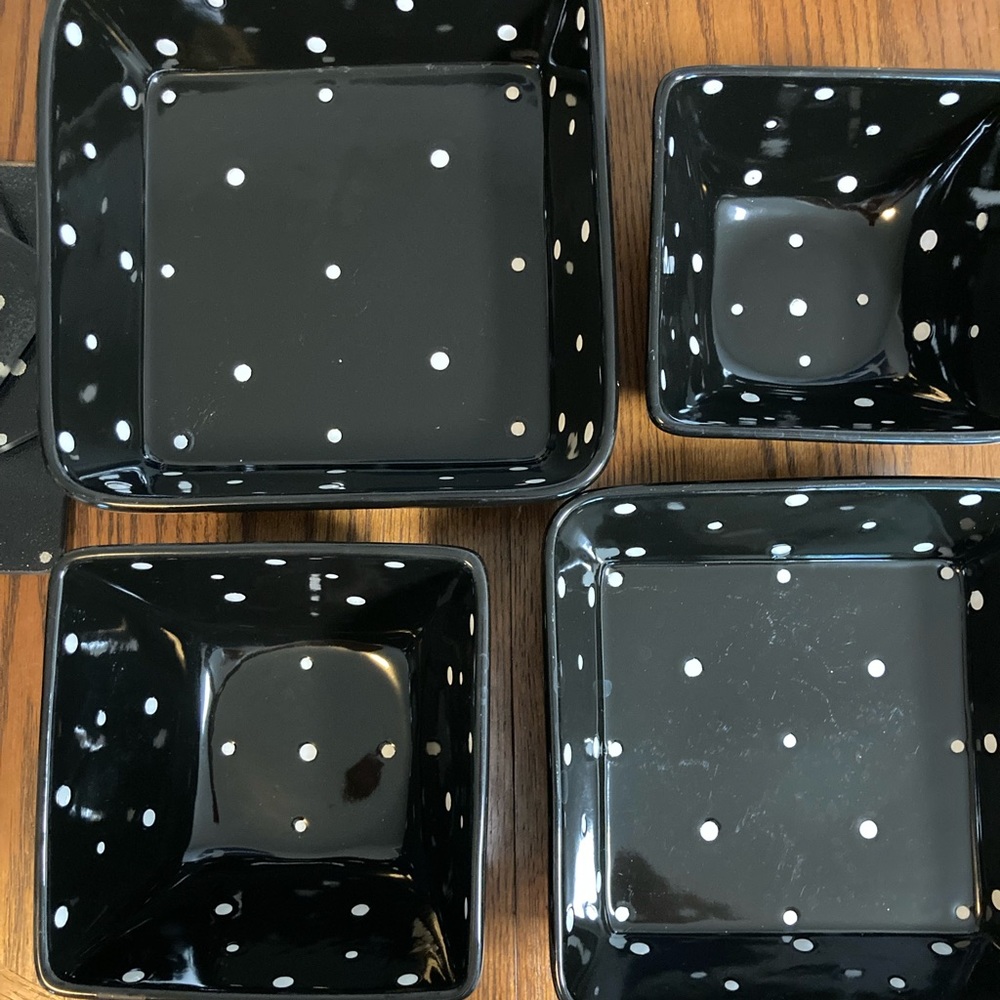 Set of 4 bakeware with lids. Also set of 3 trivets.